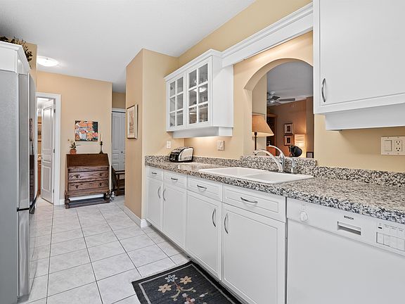2nd image of 588 16th St #302