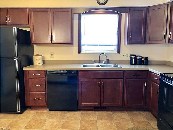 3rd image of 138 Hillview Dr