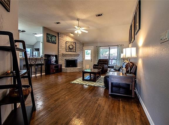 4th image of 401 Rose Dr