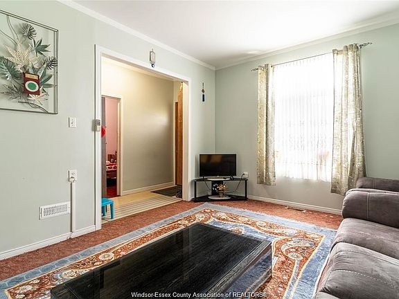 4th image of 562 Dougall Ave