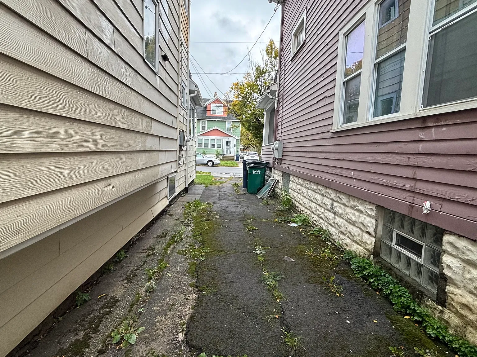 3 bed, 1000 sqft, $1,100 — Photo 2