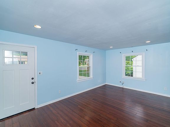 5th image of 2402 Clarendon Ave
