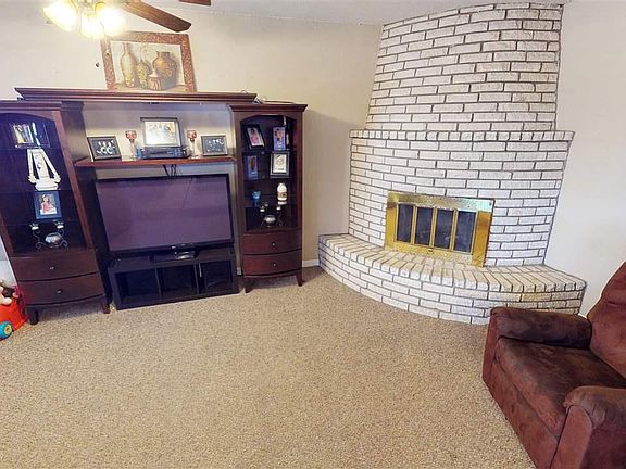 3rd image of 1318 N Llano Dr