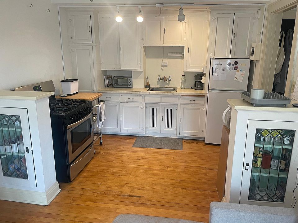 1st image of 894 Saint Clair Ave APT 300