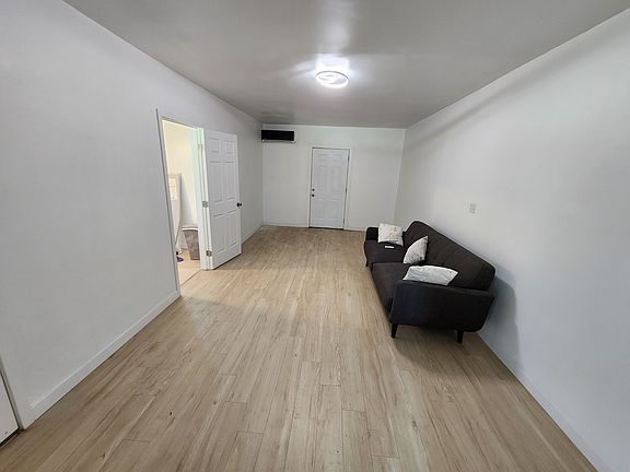 4th image of 9682 Sunland Blvd