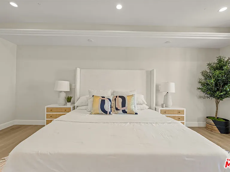 1825 Pandora Ave #Penthouse 402 — Photo 24