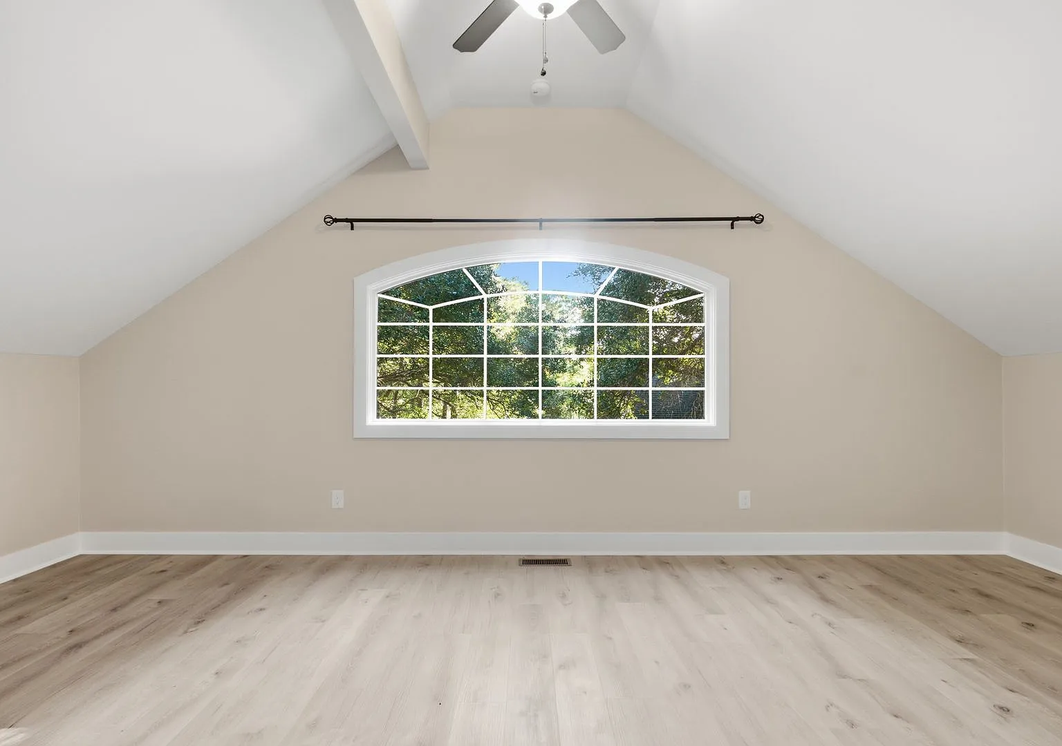 Beautiful New Construction Garage Apartment in Hampstead — Photo 3