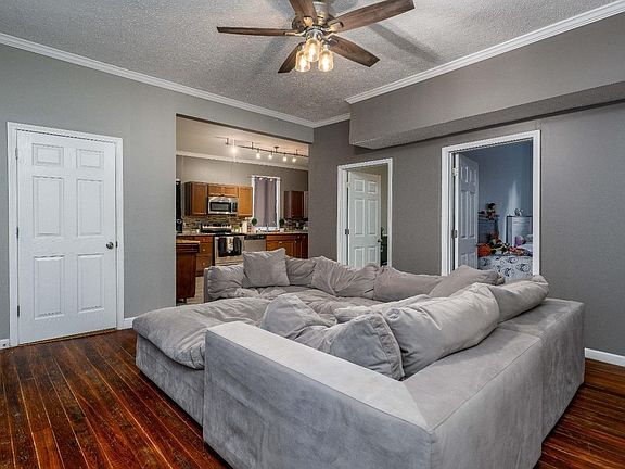 5th image of 5015 Forest Ave