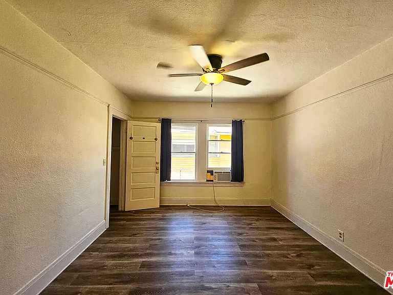 648 N Heliotrope Dr — Photo 16