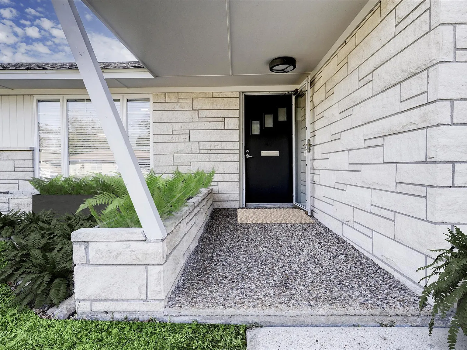 2 bed, 1.0 bath, 1004 sqft, $2,700 — Photo 2