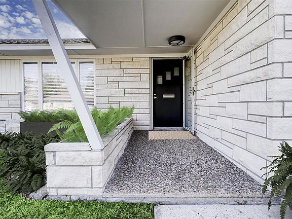 2nd image of 1111 Stonecrest Dr
