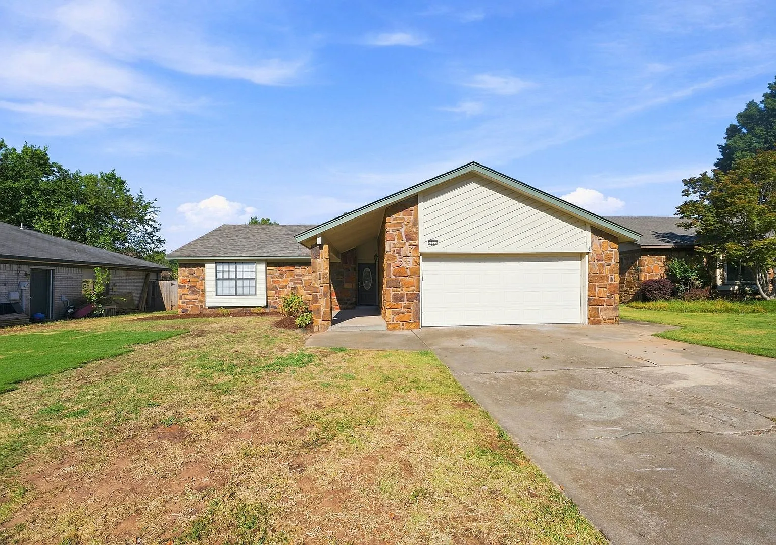 Charming 3 bed, 2 bath home in desirable Indian Springs area — Photo 2