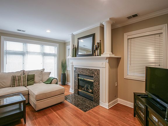 3rd image of 4157 N Milwaukee Ave