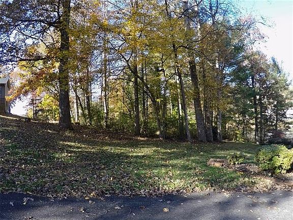 4th image of 8 Woodland Cir