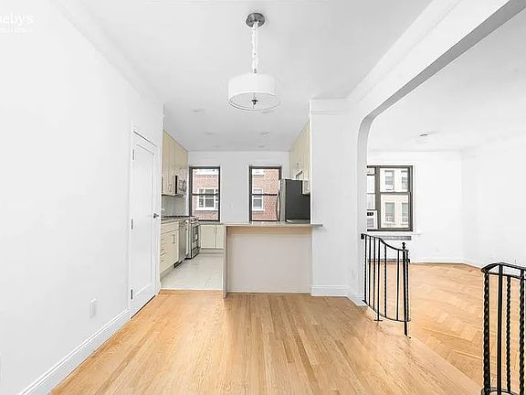 3rd image of 320 W 90th St APT 6E