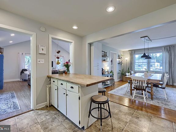 3rd image of 2033 Manor Ridge Dr