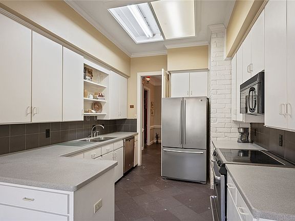 4th image of 802 Dogwood Ln