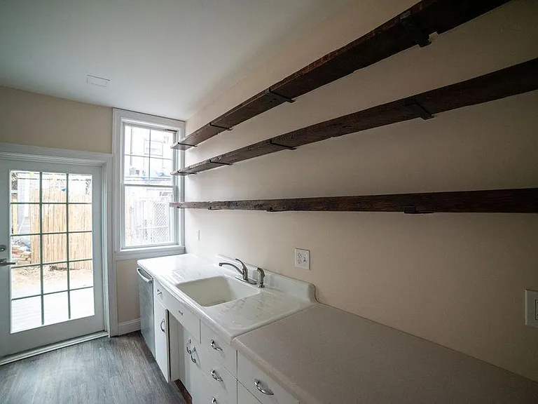 2138 Sears St — Photo 11