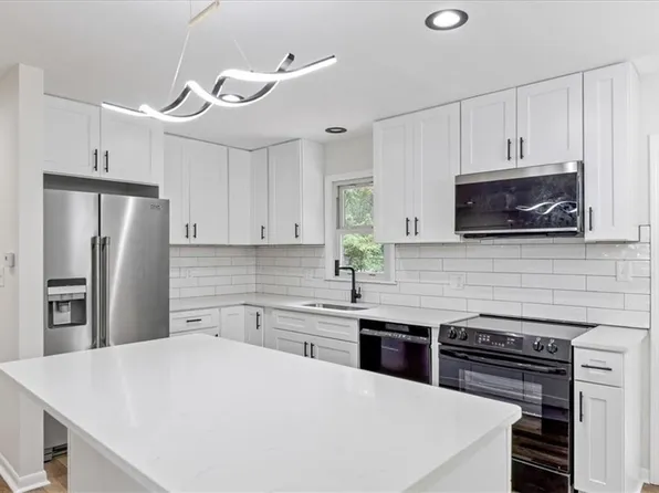 8907 Blue Ridge Blvd, Kansas City, MO 64138