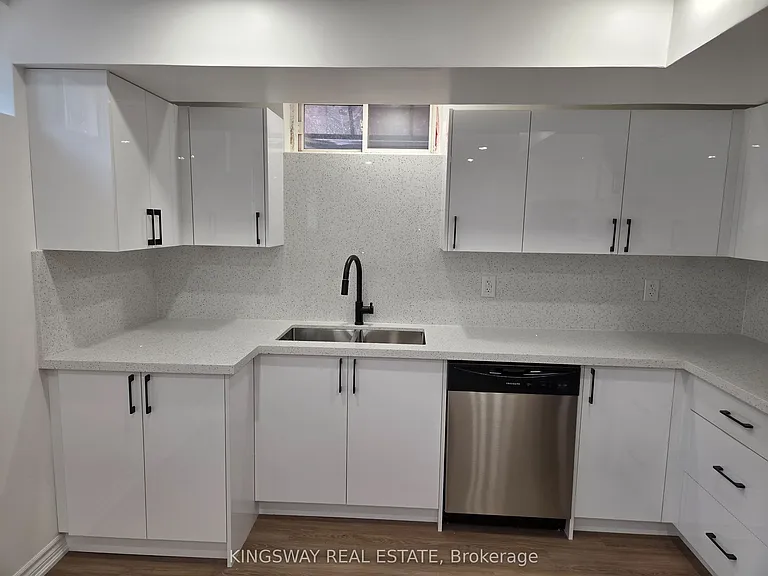 839 Miltonbrook Cres #BASEMENT — Photo 2