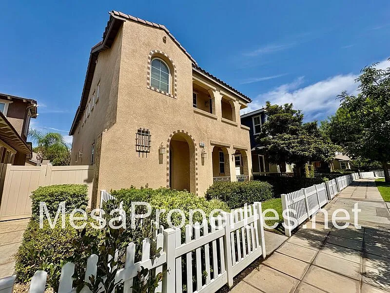 4 bed, 2.5 bath, 2215 sqft, $3,200 — Photo 3