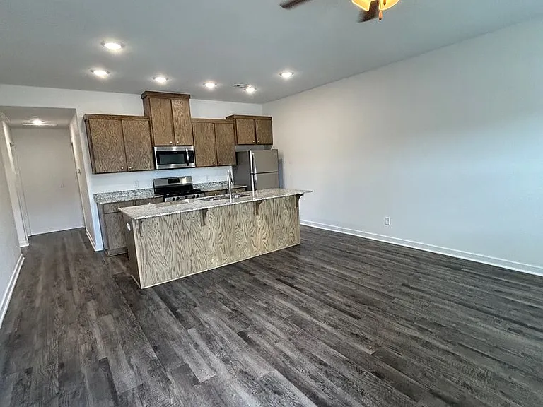 636 Hidden Springs Dr — Photo 2
