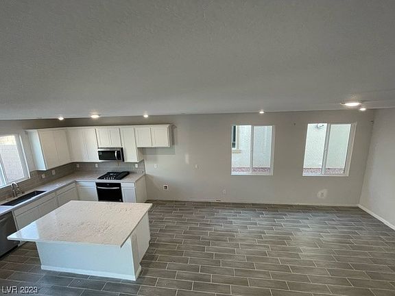5th image of 858 Benning St