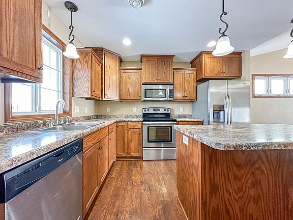 5th image of 422 Daniels Ct
