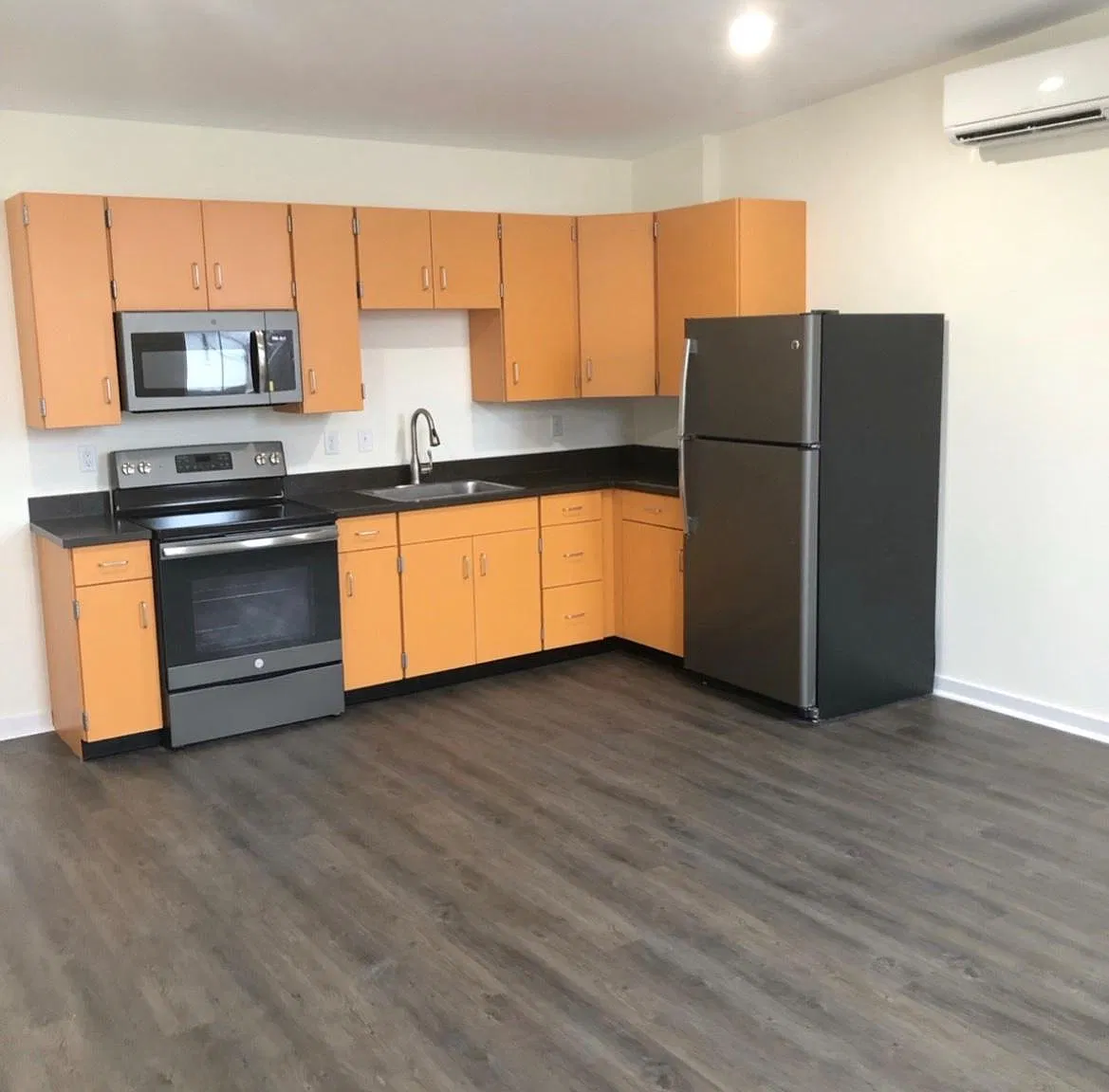 1 bed, 1.0 bath, 800 sqft, $1,695 — Photo 1