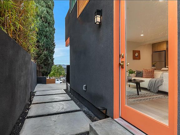 4th image of 330 Parkman Ave #1/2