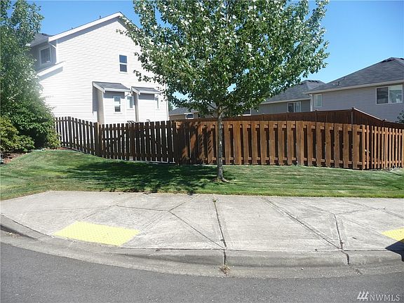 3rd image of 817 Fenway Ln SW