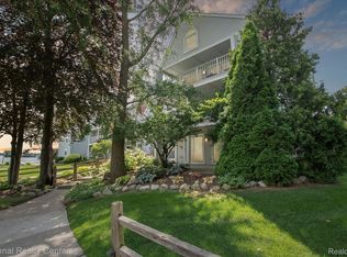 3559 Port Cove Dr APT 17, Waterford, MI 48328