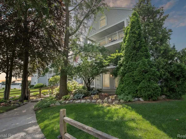 3559 Port Cove Dr APT 17, Waterford, MI 48328