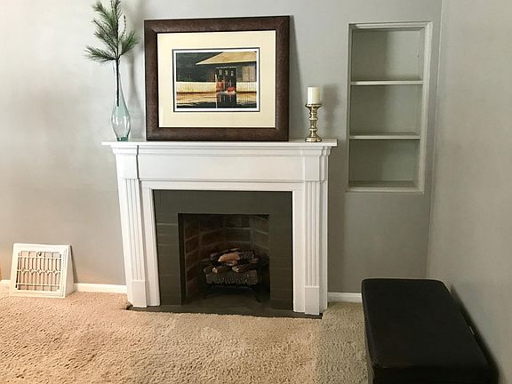 (non wood-burning fireplace and is for decoration only)