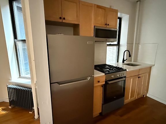 4th image of 640 E 14th St #10
