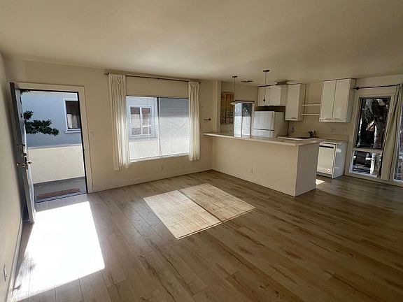 3rd image of 414 California Ave APT 4