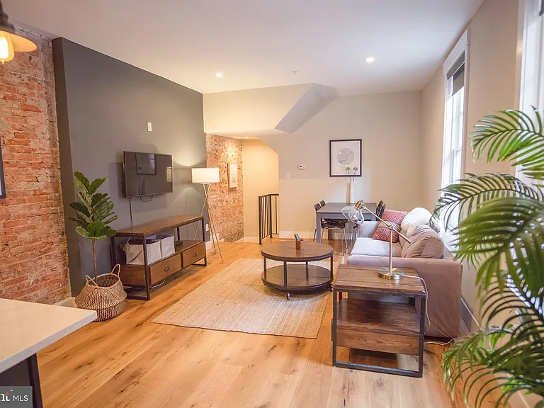238 S 20th St #101 — Photo 2