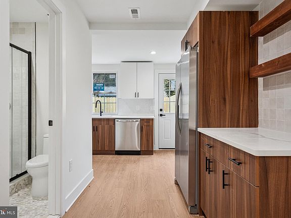 5th image of 1529 Earl St