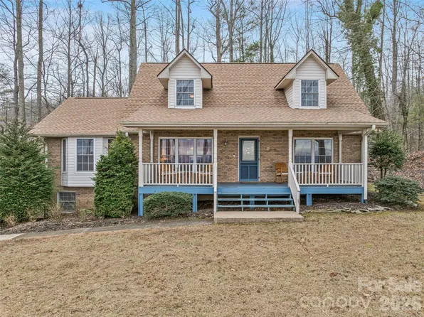24 Abbey Ln, Hendersonville, NC 28739