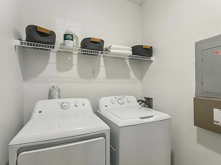 2x1 1087 sqft B1U - Unit 106 - Laundry