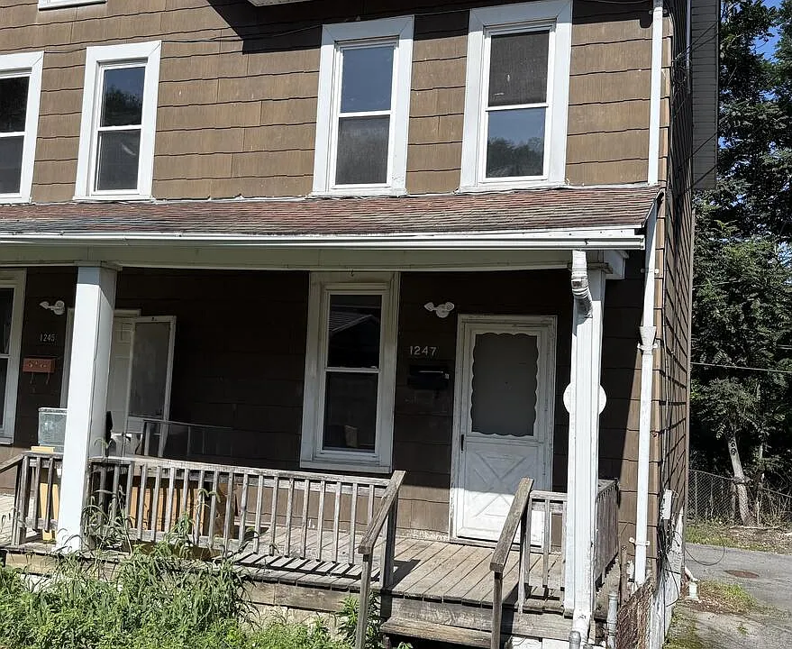 1247 Main St