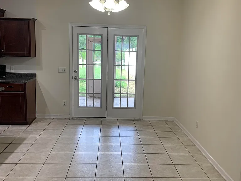 211 Royal Palms Ave — Photo 6