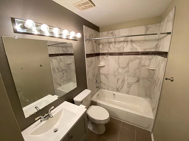 Contemproary bathroom with modern tile