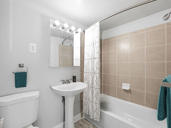 5th image of 2206 Pimmit Run Ln #2206-204