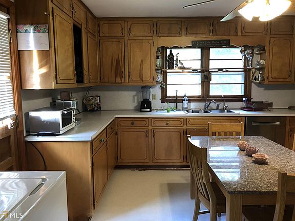 3rd image of 588 Oakhurst Dr