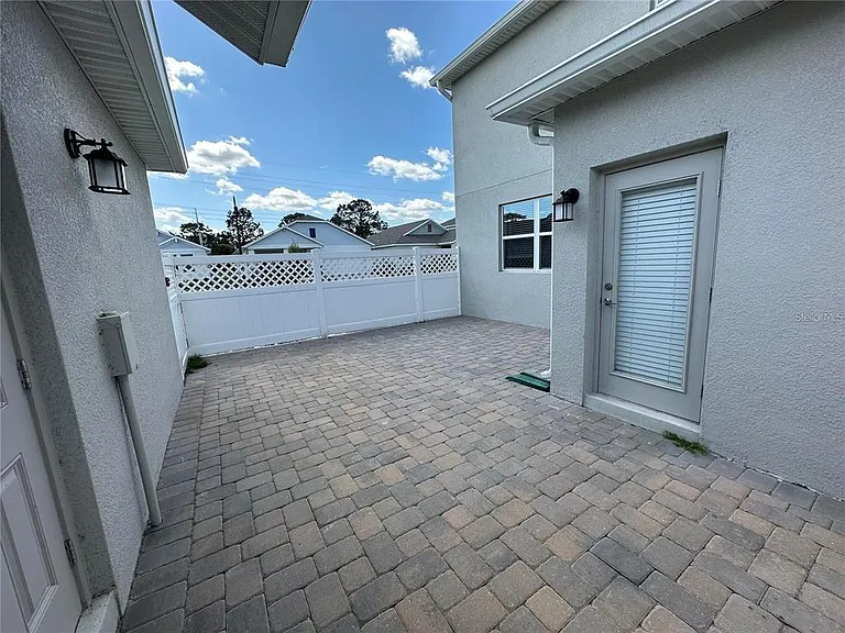 2911 Addison Blvd — Photo 3
