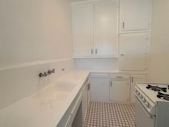 4th image of 1237 N Edgemont St #208