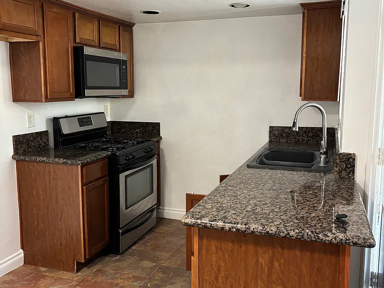 1118 W Blaine St #101 — Photo 4