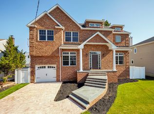 18 Elliot St, Merrick, NY 11566