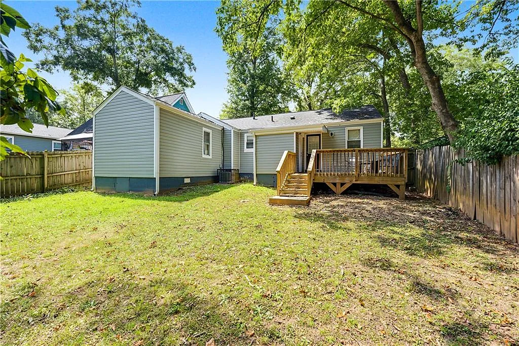 3 bed, 2.0 bath, 1402 sqft, $2,100 — Photo 2
